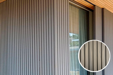 Harmony-eucalipto-wpc-pvc Paneles ranurados gris en fachada de exterior