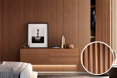 Look-almendro-panel-ranurado-wpc-pvc Pared de paneles ranurados color beige, con cuadro blanco y sillón