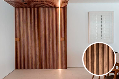 Look-cedro-pared-paneles-ranurados Paneles ranurados en pared café oscuro con pared blanca y pisos beige