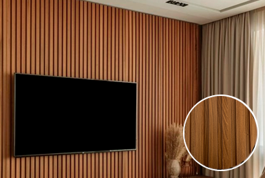 Luxury-Caoba-paneles-ranurados Paneles ranurados cafè en pared con televisor negro y cortinas claras
