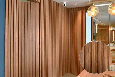 Luxury-cedro-paneles-ranurados Paneles ranurados en pared color café.