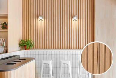 Luxury-guayacan-paneles-ranurados Paneles ranurados beige con sillas blancas y pared decorativa blanca