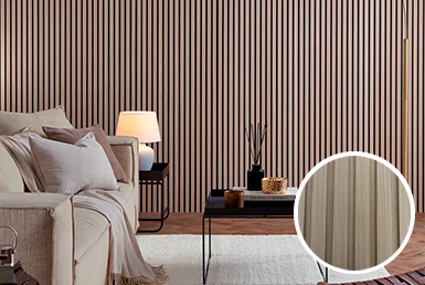 Luxury-pino-paneles ranurados Paneles ranurados en pared de dormitorio con sillón gris y almoadas con velador al lado derecho