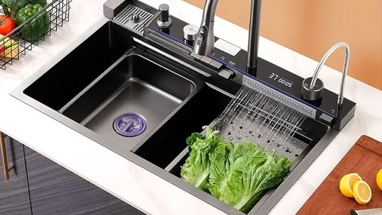 guia-fregaderos-premium-04 Fregadero inteligente color negro mate moderno y sofisticado Quito con vegetales y llave cromada