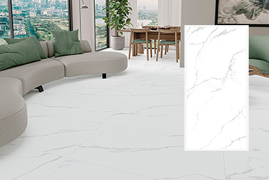 Corus-statuario-porcelanato-tipo-cemento Sala con ventanas y comedor, con un sillón largo y un cojín verde olivo. Piso de porcelanato blanco con vetas grises