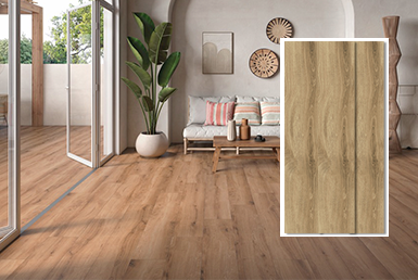 ESSENZA ROBLE-porcelanato-maderado Sala moderna Quito con piso de porcelanato maderado y sillón blanco con adornos en la pared, en conjunto con planta verde.