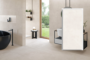 Habita-marfil-porcelanato-beige Baño con ventana vertical y piso de porcelanato gran formato, con una mesa pequeña negra y pared beige