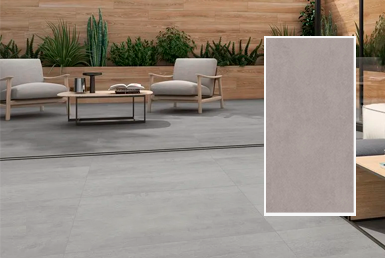 Lithic-grey- porcelanato-exterior Porcelanato en exterior tipo cemento formato 60x120cm con silla gris y pared de porcelanato maderado y plantas verdes