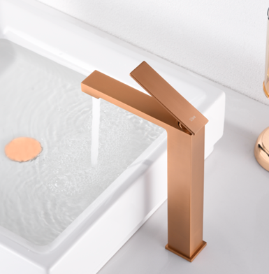 PISA ORO ROSA CEPILLADO ALTA Llave de baño oro rosa alto con lavamanos blanco y mesón blanco dekton
