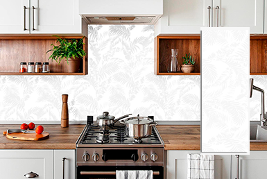 cocina con meson de madera y pared blanca floreada de porcelanato, accesorios de cocina