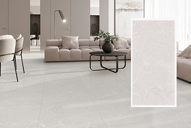 Tropic-bianco-porcelanato-tipo-marmol Sala sofisticada con sillón blanco largo y centro de mesa de piedra sinterizada negro con adorno floral, en conjunto de piso de baldosa 60x60.