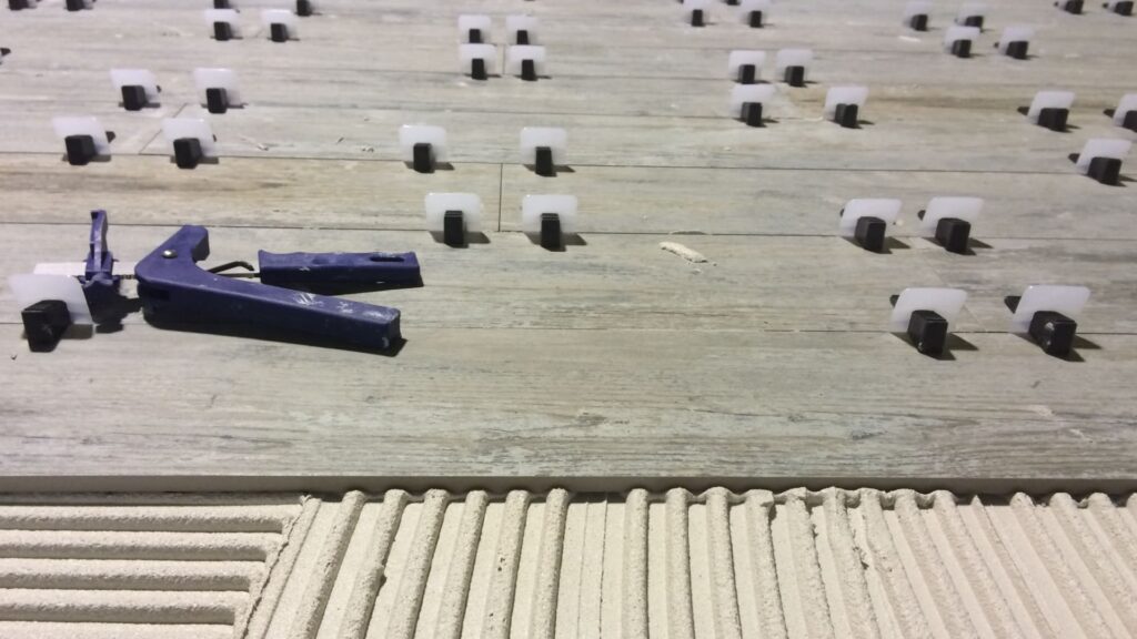 Sistema de nivelación en porcelanatos: Guía Rápida para Resultados Impecables