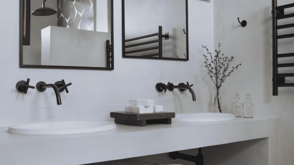 Lavamanos y griferías en Quito modernas: el dúo perfecto para baños contemporáneos