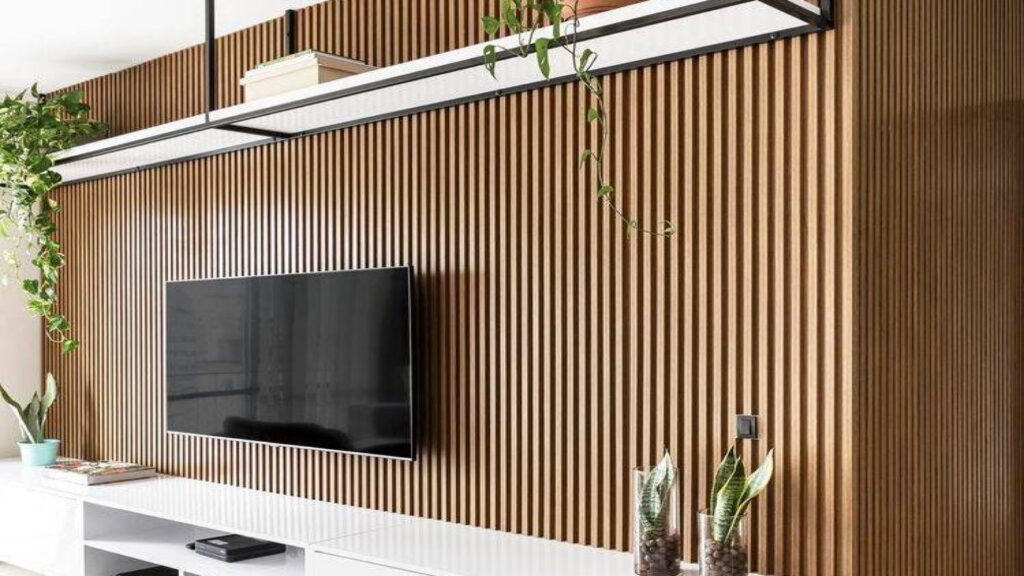 Diseño exterior con paneles ranurados WPC Kinara: belleza y resistencia