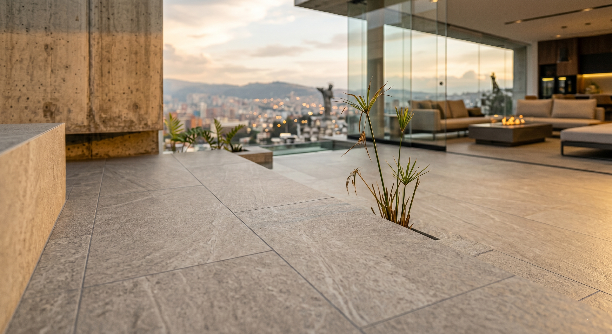 Terraza contemporánea con porcelanato exterior de gran formato que aporta continuidad visual, amplitud y una estética elegante.